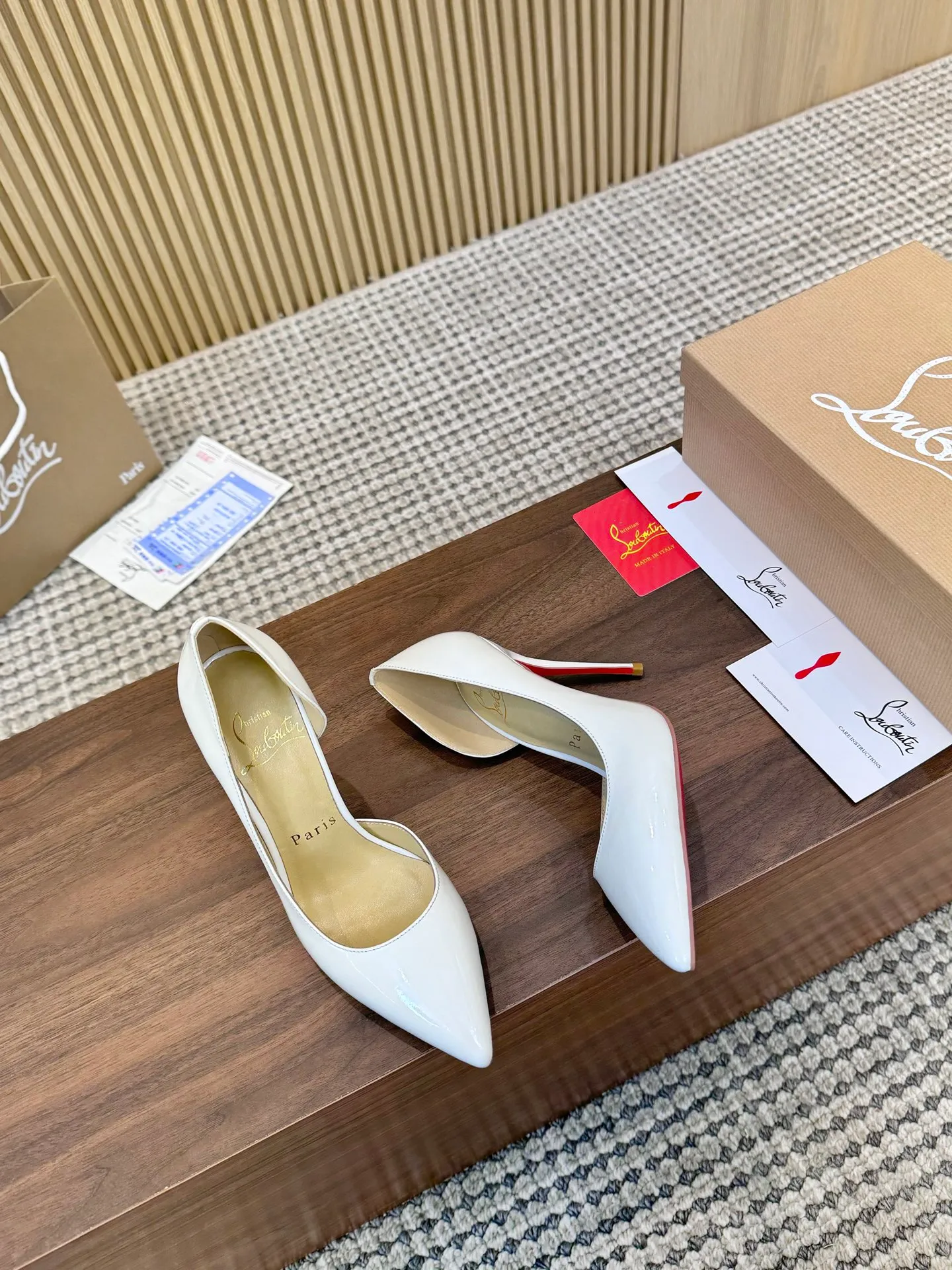 💕💕Factory direct selling price p440💕💕 Genuine leather sole +40 shipped all year round💝Christian Louboutin CL👠 "Imported cow patent leather💎Side hollow series" noble and luxurious, real blingbling👟👟 real materials, all customized by the pattern maker, and the materials are made of original customized materials to achieve the taste of the original 5 color options💍 Upper: Imported 👉cow patent leather💪 Lining: Sheepskin foot pad/lining Size: 34-40.41.42 Heel height: two options: 10.5cm and 8.5cm
